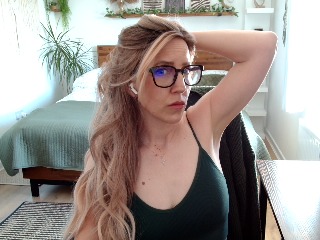 MilfLottieUK Porn Model Profile Image