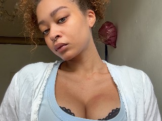 WillowNoir Porn Model Profile Image